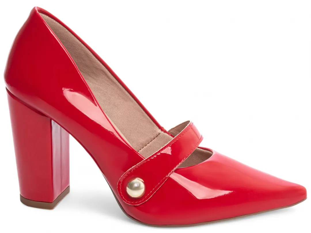 0165a0bb9606f3677645e648248028f7.jpg Scarpin Verniz Salto Grosso 9 cm com Tira – cor Vermelho, vista lateral
