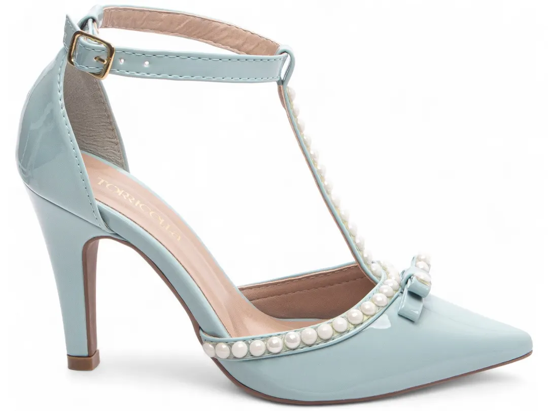 085a2662e93b781a564e13101d2ea4e6.jpg Scarpin Tira em T com Pérolas Salto Fino – cor Azul, vista lateral