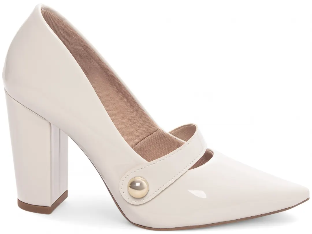 1c5a7470027782be7996957bce3cadf2.jpg Scarpin Verniz Salto Grosso 9 cm com Tira – cor Off White, vista lateral