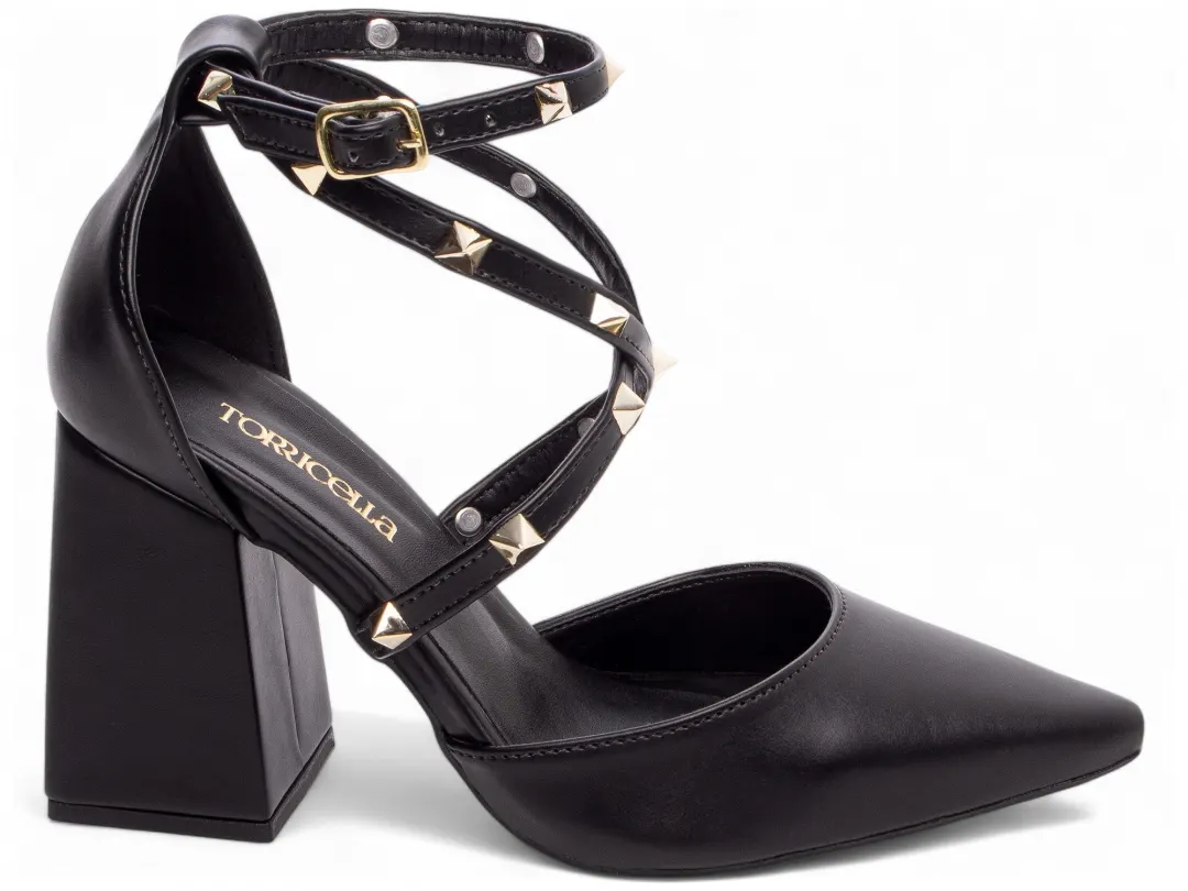 21edbe3c0aacba4d66dcfc1cc784e93e.jpg Scarpin Salto Grosso Tiras Cruzadas Tachas – cor Preto, vista lateral