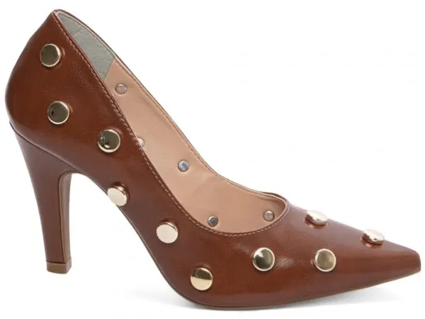 Scarpin Salto Fino 9 cm Tachas Douradas – cor Caramelo, vista lateral