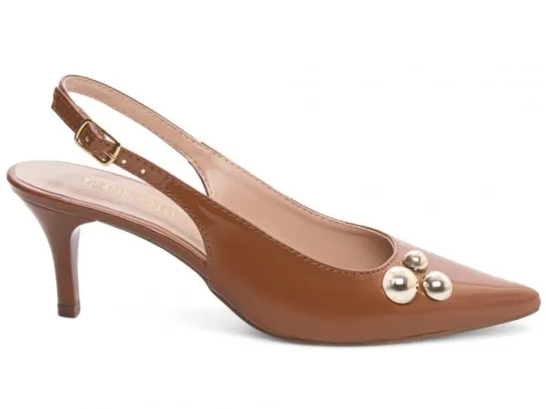 Scarpin Slingback Verniz Tachas Douradas – cor Caramelo, vista lateral