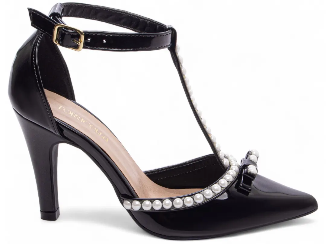 3eb13cede15c4e71160e0218d132b6f6.jpg Scarpin Tira em T com Pérolas Salto Fino – cor Preto, vista lateral