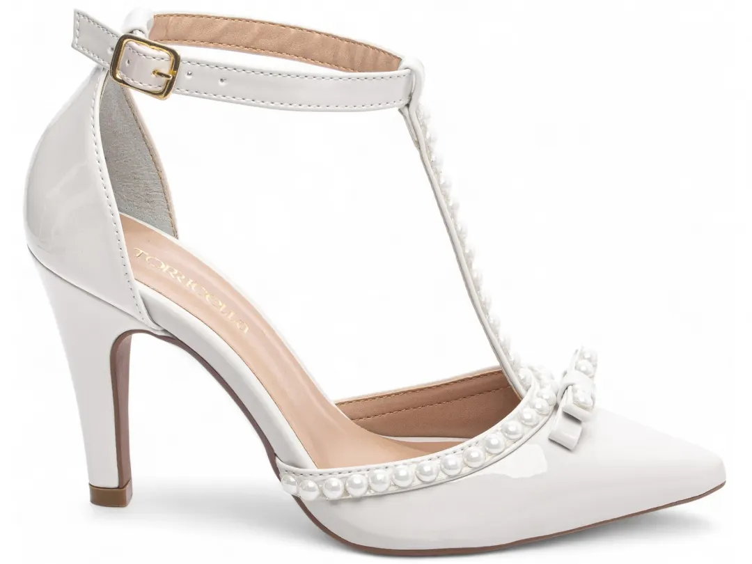 4968325052872695813a616a8145abf6.jpg Scarpin Tira em T com Pérolas Salto Fino – cor Off White, vista lateral