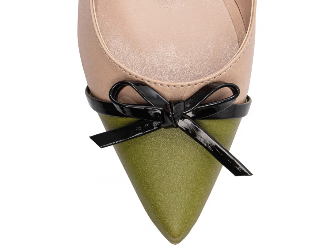 8c5aebd6469428ce4bf11af1d15afef4 Scarpin Slingback Bicolor Bege e Verde – detalhe do bico visto de cima