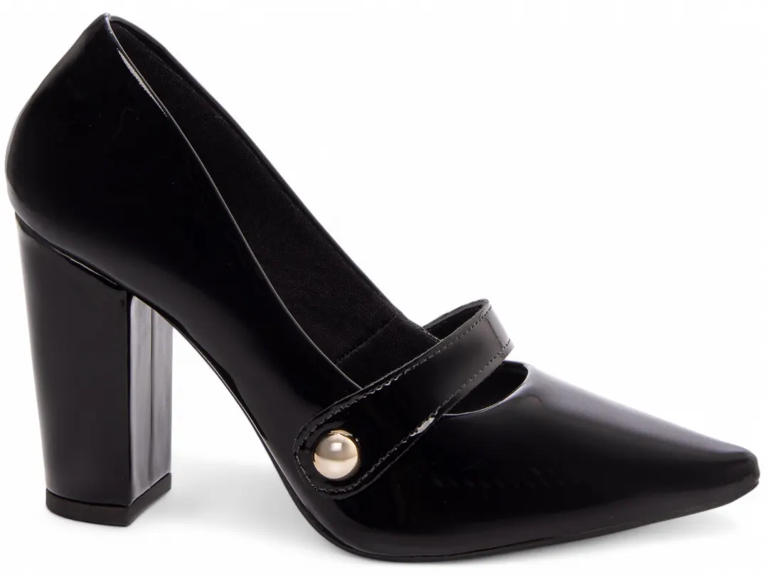 98a50195432c9146e0432185ccb19cc7.jpg Scarpin Verniz Salto Grosso 9 cm com Tira – cor Preto, vista lateral