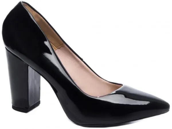 Scarpin Preto Verniz Salto Grosso 8,5 cm – vista lateral