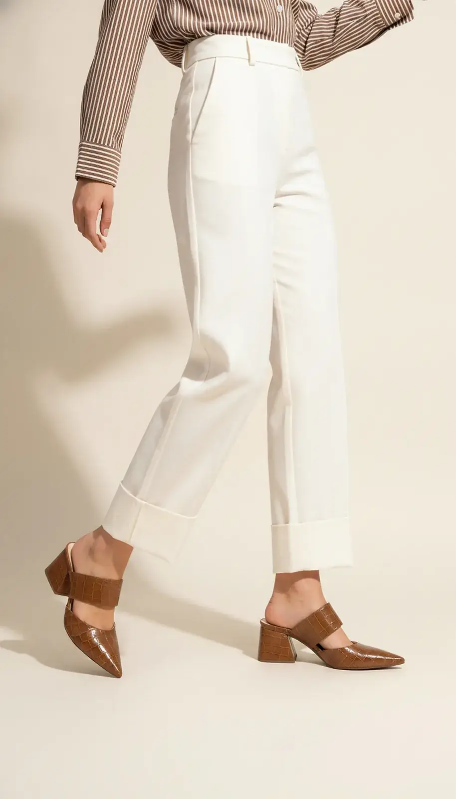Calça branca com mule caramelo de salto bloco