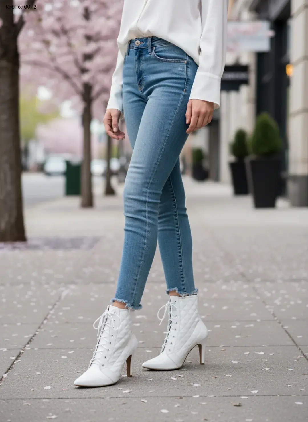 Mulher de jeans usando bota branca de cano curto na calçada