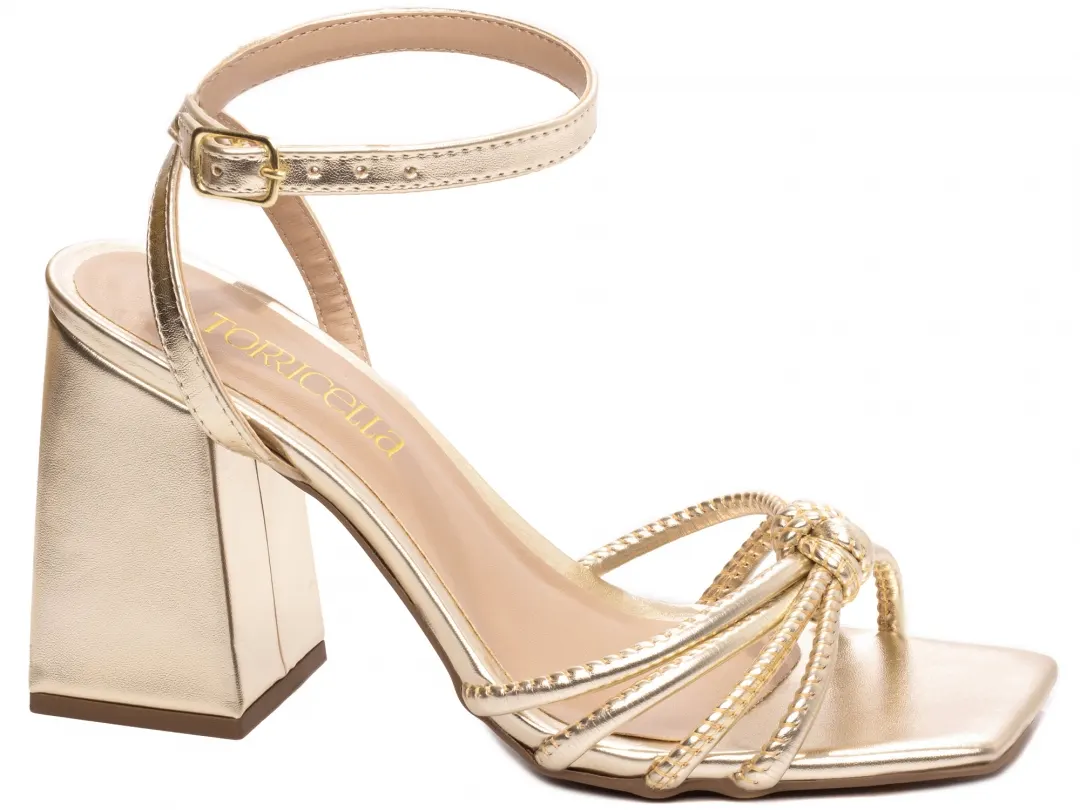 af7b62a9a3f1f82b1206d2500f337ca3 Sandália Salto Grosso Tiras Entrelaçadas – cor Dourado, vista lateral