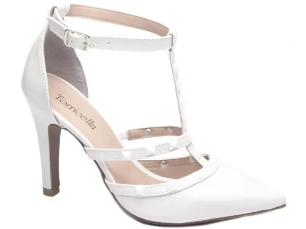 Scarpin Tira em T Verniz Tachas Pirâmide – cor Off White, vista lateral